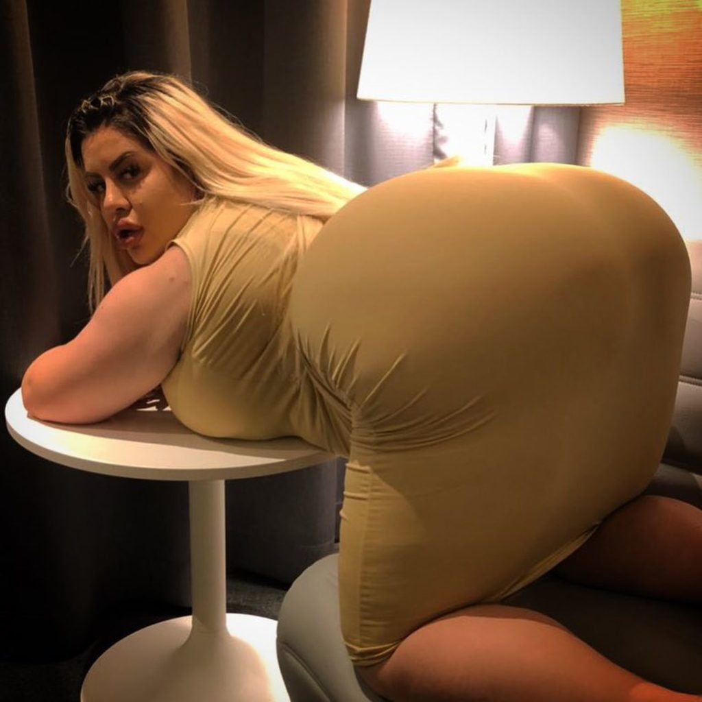 Фото сексуальной блондинки с огромной жопой